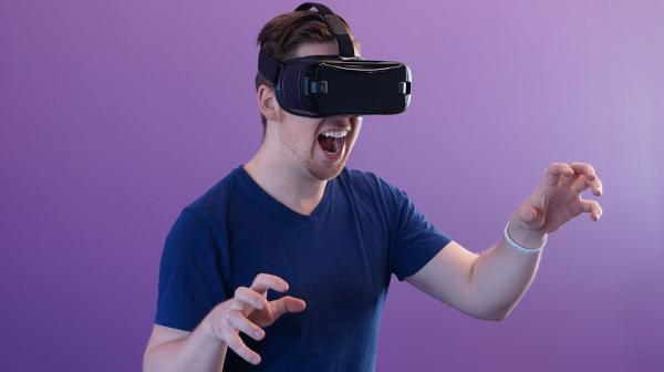 Image for event: VR Fun in the Lobby